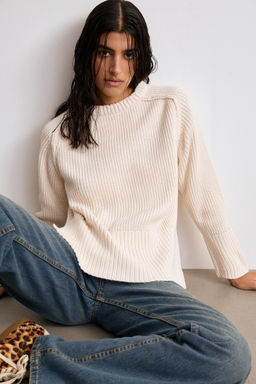 Джемпер вязанный с открытыми срезами