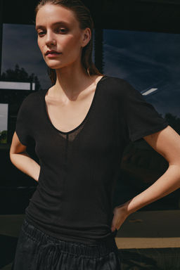 CAMISETA FLUIDA MANGA CORTA / Negro