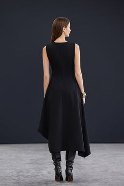 Trendyol Studio Collection Siyah Asimetrik V Yaka Detayl? Midi Esnek Orme Elbise TWOAW26EL00314