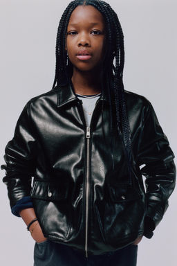 CAZADORA EFECTO PIEL BOLSILLOS / Negro