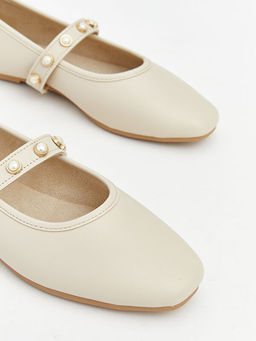 ?nci Detayl? Kad?n Kare Burun Babet