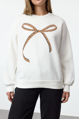 TRENDYOLMILLA Ekru Bask?l? Oversize/Genis Kal?p Bisiklet Yaka Kal?n Ici Polarl? Orme Sweatshirt TWOAW25SW00135