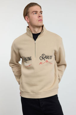 Bej Oversize/Genis Kesim Yaz? Nak?sl? Ici Polarl? Dik Yaka Fermuarl? Sweatshirt TMNAW25SW00073