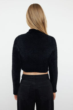 TRENDYOLMILLA Siyah Crop Yumusak Dokulu Boncuk Detayl? Triko Kazak TWOAW25KZ00143