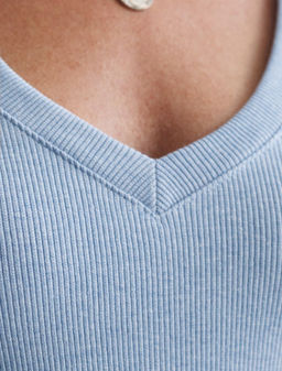 Футболка из плотного трикотажа в рубчик с V-образным вырезом