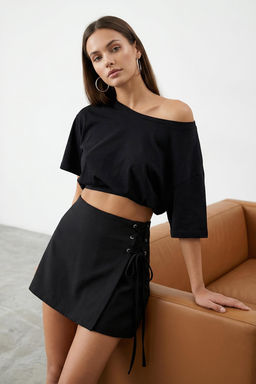 Siyah Baglama ve Kusgozu Detayl? Dokuma Sort Etek TWOAW21SR0038