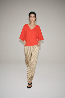 CAMISETA ESCOTE PICO / Coral