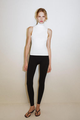 TOP CUELLO ALTO / Blanco