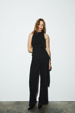 TOP WITH KNOT AND TOPSTITCHING