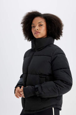 Водоотталкивающая куртка-пуховик с воротником-стойкой и карманами на молнии DeFactoFit