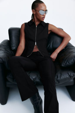 Top sin mangas con cuello camisero y cremallera