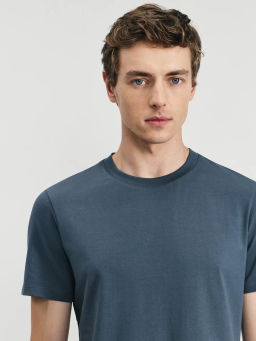 Базовая футболка slim fit / Zarina