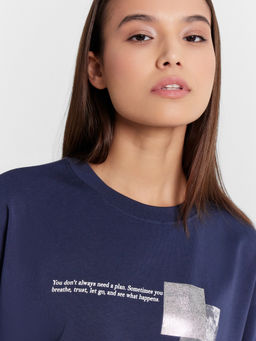 Футболка женская синяя с принтом Energy creates reality глубокий синий +печать1 112961 - Mark formelle фото 5