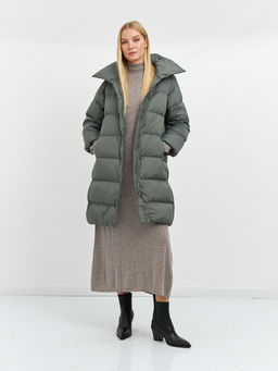 Пуховик женский стеганый длины миди