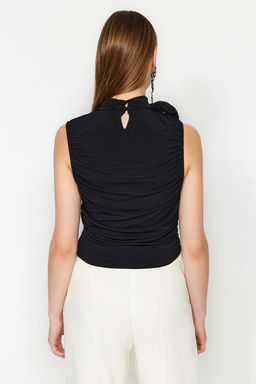 Trendyolmilla Siyah Drapeli Gul Detayl? Orme Bluz TPRAW24BZ00087