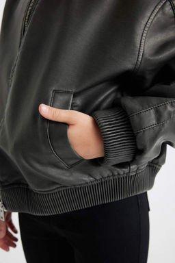 Водоотталкивающее пальто-бомбер из искусственной кожи с воротником колледжа для девочек - Defacto фото 6