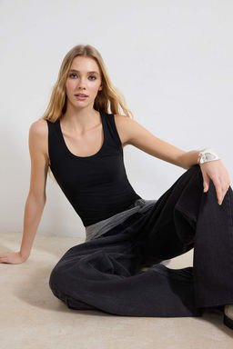 Siyah Fitted/Vucuda Oturan Ince Ask?l? Kolsuz Fitilli Esnek Orme Atlet TWOSS26AL00007