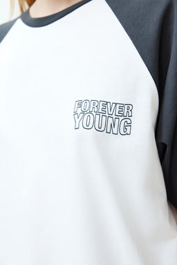 Beyaz %100 Kal?n Pamuklu Renk Bloklu Sloganl? Relaxed/Rahat Kesim Orme T-Shirt TWOSS24TS00134