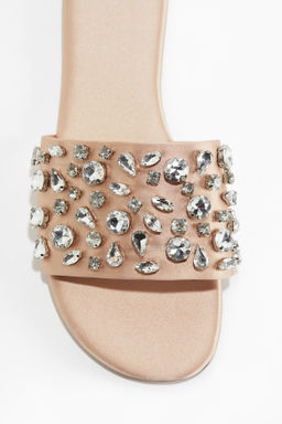 Sandalias con detalles decorativos
