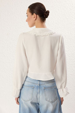 TRENDYOLMILLA Beyaz Yakada Nak?s Ve F?rf?r Detayl? Onden Baglamal? Regular Kal?p Dokuma Gomlek TWOSS25GO00033 фото 5