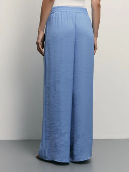 Брюки-палаццо с эластичным поясом из жатой ткани / Zarina  фото 4