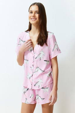 Trendyolmilla Pembe Leylek Desenli Viskon Sortlu Dokuma Pijama Tak?m? THMSS24PT00134
