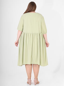 Платье AMORI оливкового цвета летнее свободного кроя plus size - Almond фото 2
