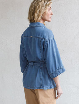 Удлиненная блузка с поясом и карманами из джинсового лиоцелла - Vilatte фото 3