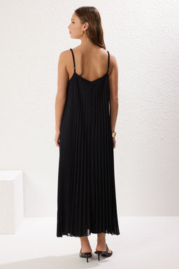 TRENDYOLMILLA Siyah Duz Y?rtmacl? Maxi Piliseli A-line Esnek Orme Elbise TWOSS25EL00170 фото 11