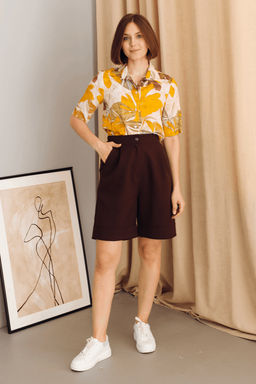 Светло-розовая рубашка с крупным принтом