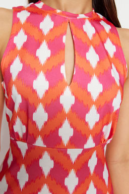 K?rm?z? Retro Desenli Cut Out Detayl? Vucuda Oturan Dik Yaka Orme Kalem Elbise TWOSS23EL02166