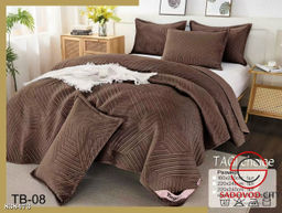 Покрывало и наволочки на кровать