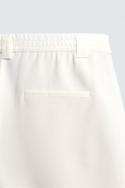 BERMUDA RELAXED FIT PLIEGUES LATERALES / Blanco roto