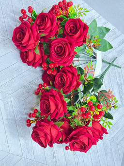 Букет шикарных бархатных Роз с ягодами 50см 7 - Buro фото 3
