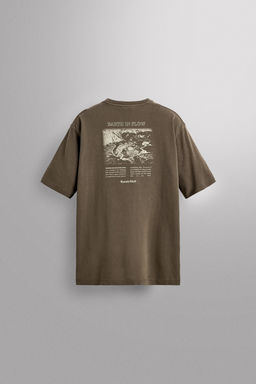 CAMISETA REGULAR FIT GR?FICO ESTAMPADO / Marr?n / Topo