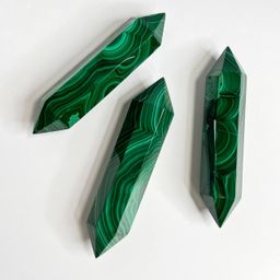 Кристалл двухконечный из Малахита