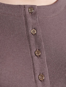 Лонгслив облегающий из фактурного трикотажа в рубчик с круглым вырезом на пуговицах - Vilatte фото 2