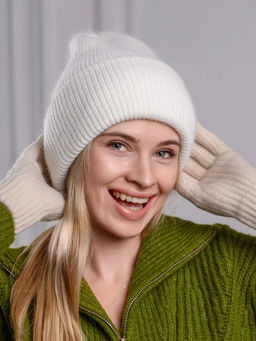 Теплая зимняя шапка бини из нежнейшей ангоры - Pretty mania фото 14