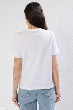 TRENDYOLMILLA Beyaz Cicek Aksesuar Detayl? Regular/Normal Kal?p Orme T-Shirt TWOSS25TS00126  фото 4