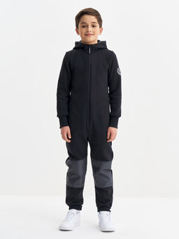 Черный комбинезон с наколенниками для мальчика