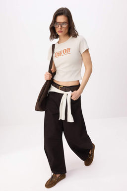 Tas Bask?l? Fitted/Vucuda Oturan K?sa Kollu Pamuk Ribana Orme T-Shirt TWOSS26TS00127 - Trendyolmilla фото 2