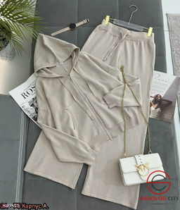 Спортивный женский костюм