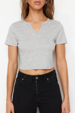 Gri Melanj %100 Pamuk V Yaka Detayl? Vucuda Oturan Crop Esnek Orme T-Shirt TWOSS24TS00194 - Trendyolmilla фото 4
