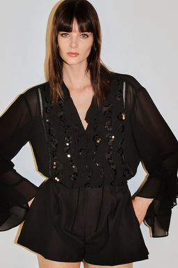 Blusa con detalles decorativos
