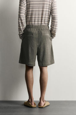 BERMUDA RELAXED FIT RELIEVE / Khaki claro