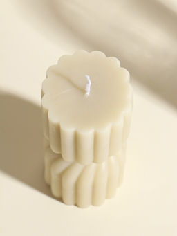 Свеча интерьерная "Афина" сливочная 6х6х14 см