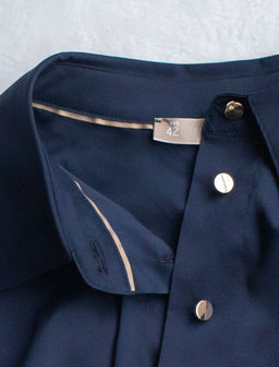 Блузка Vilatte укороченная с рукавами буфами из эластичного хлопка темно-синяя  фото 7