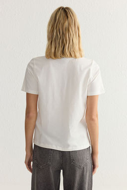 TRENDYOLMILLA Ekru %100 Pamuk Regular/Normal Kal?p Tas Detayl? Orme T-Shirt TWOSS25TS00016  фото 6