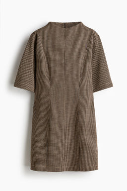Minivestido con cuello elevado