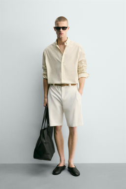 BERMUDA RELAXED FIT PLIEGUES LATERALES / Blanco roto